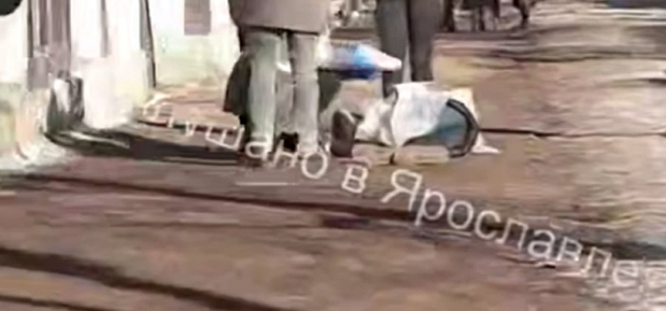 В Ярославле на тротуаре у школы умер мужчина