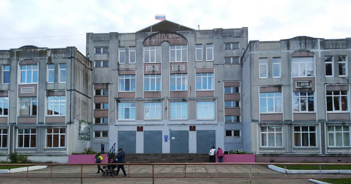 Учеников вывели на улицу: в Рыбинске эвакуировали школу