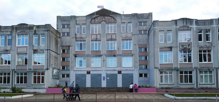 Учеников вывели на улицу: в Рыбинске эвакуировали школу
