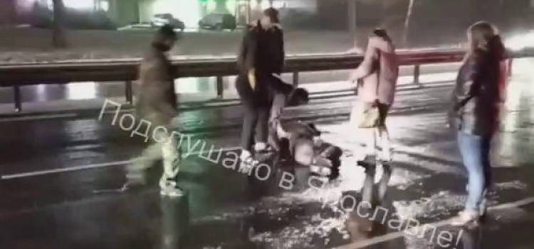 Пролетел семь метров: в Ярославле автобус сбил пешехода 