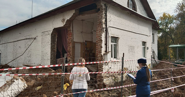 В Ярославской области в поселковом центре досуга рухнула стена_252161