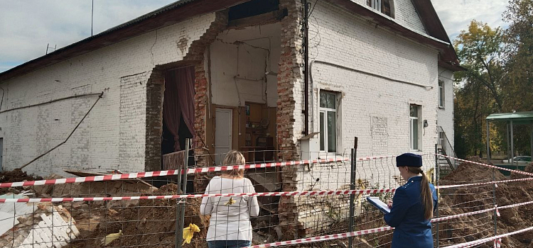 В Ярославской области в поселковом центре досуга рухнула стена_252161