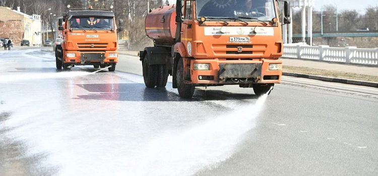 В Ярославле моют дороги шампунем