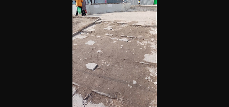 «Лестница растаяла»: ярославцы пожаловались на состояние дороги у пешеходного перехода