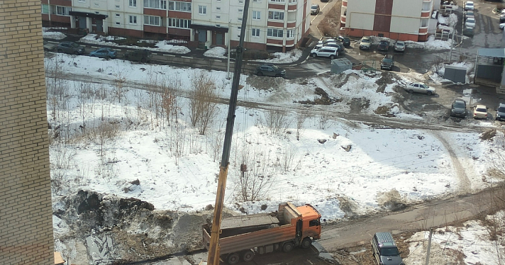 Словно в далёкой глубинке: в Ярославле жители новостройки жалуются на непролазную грязь_268344