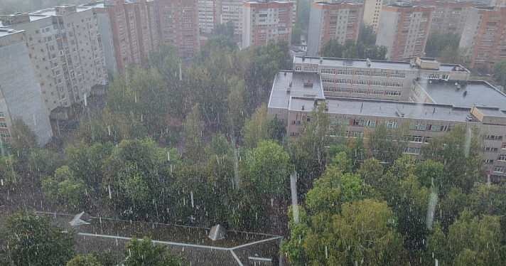 Вдруг откуда ни возьмись: в Ярославле на Нефтестрой обрушился мощный ливень с градом