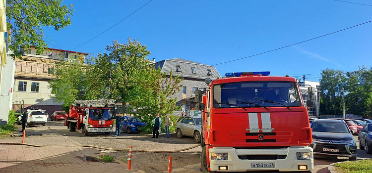 В центре Ярославля из-за пожара эвакуировали офисы и известный ресторан_273315