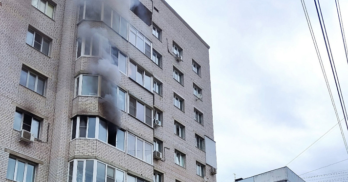 В Ярославле пожарные спасли человека из горящей многоэтажки