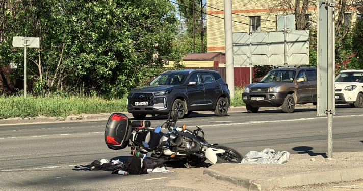 В Ярославле мотоцикл столкнулся с иномаркой