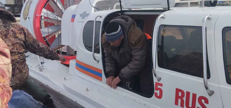 Восьмерых рыбаков на Рыбинском водохранилище унесло на льдине_268898