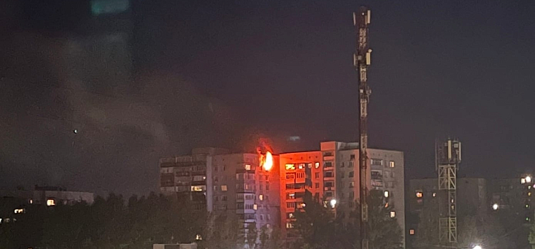 Ночной пожар в брагинской высотке тушили 57 человек и 17 машин_216212