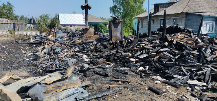 В Ростовском округе гроза уничтожила сразу несколько строений и автомобиль_299767