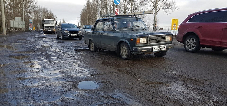 «Две ямы заделали, а две рядом пропустили». Дорожная инспекция ОНФ оценила состояние Суринского путепровода после ремонта литым асфальтом_156689