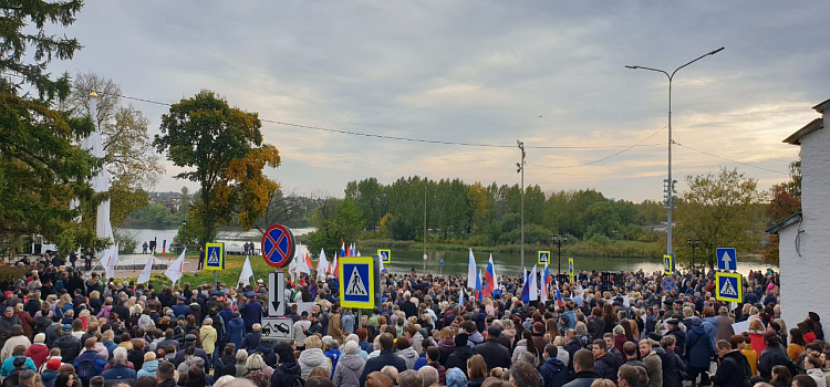 В поддержку референдумов: ярославцы собрались в центре города на митинге-концерте_222127