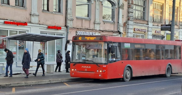 Прищемило в дверях, а потом отбросило под колеса: следователи возбудили уголовное дело по факту инцидента в ярославском автобусе № 42