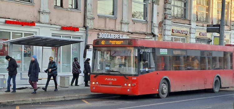 Прищемило в дверях, а потом отбросило под колеса: следователи возбудили уголовное дело по факту инцидента в ярославском автобусе № 42