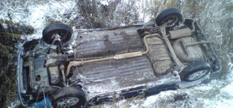 В Ростовском районе автомобиль «ВАЗ» перевернулся на крышу 