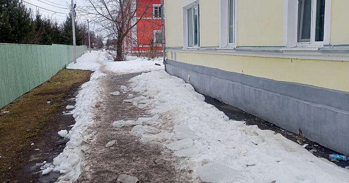 В Рыбинске упавшая глыба льда рассекла голову курсанту_267623