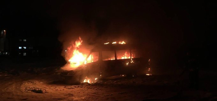 Полыхал микроавтобус: подробности ЧП в Ярославле