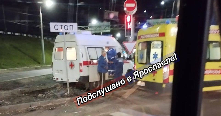 Есть пострадавшие: в Ярославле автомобиль скорой помощи врезался в столб