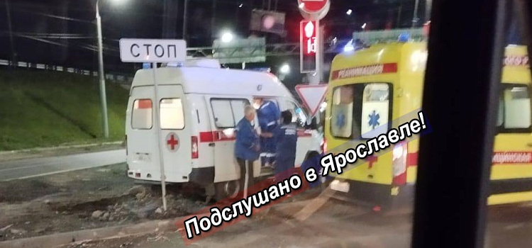 Есть пострадавшие: в Ярославле автомобиль скорой помощи врезался в столб
