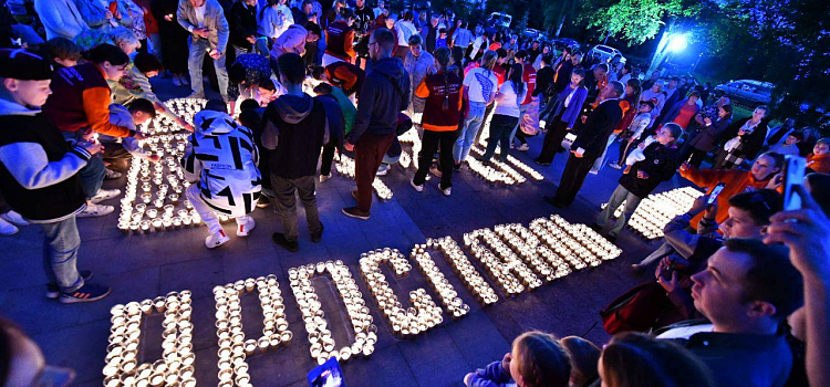 «Помним»: сотни ярославцев одновременно зажгли тысячи свечей в память о павших за Родину_243989
