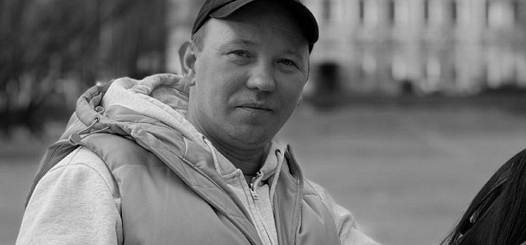«Замечательный человек был»: друзья семьи рассказали о мужчине, сбитом на остановке в Ярославле