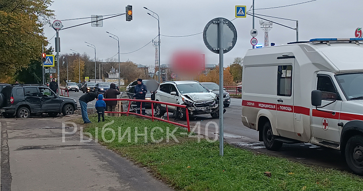 В Рыбинске в столкновении двух автомобилей пострадал ребенок_254865