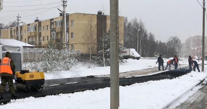 В Ярославле на Красноборской асфальт начали укладывать в снег