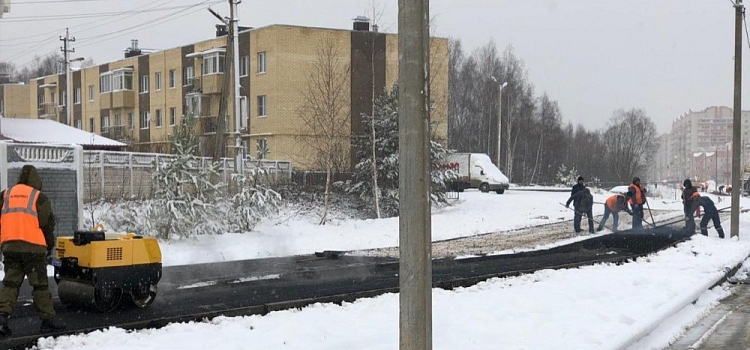 В Ярославле на Красноборской асфальт начали укладывать в снег