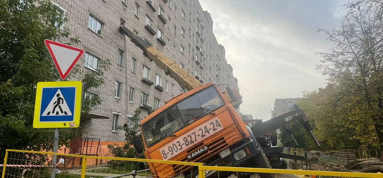 Влетел в окно: в Рыбинске автокран упал на дом