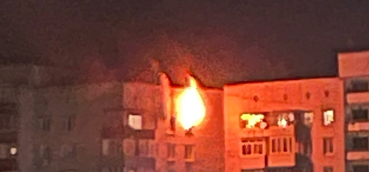 Ночной пожар в брагинской высотке тушили 57 человек и 17 машин_216211