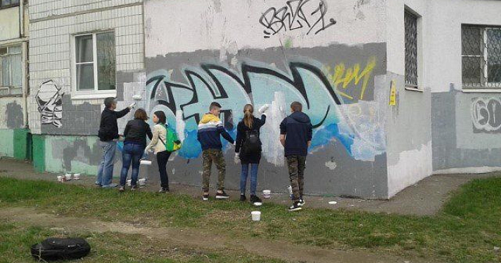В Брагино Ярославля закрашивали уличное граффити 