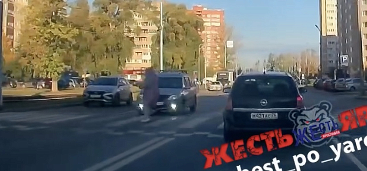 В Ярославле сбили женщину на пешеходном переходе_324056