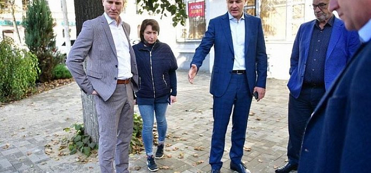 Владимир Волков пообещал закончить ремонт улицы Максимова к концу недели