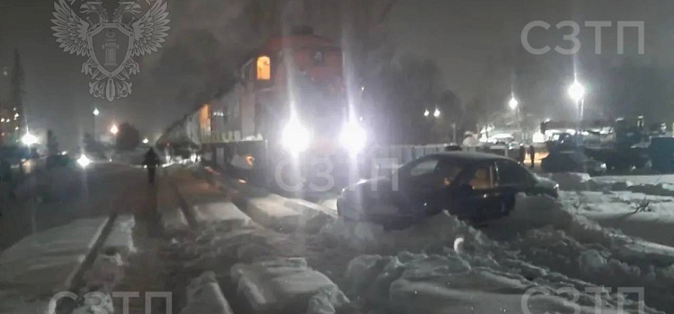 Легковушка попала под грузовой поезд на железнодорожном переезде в Ярославле_310753