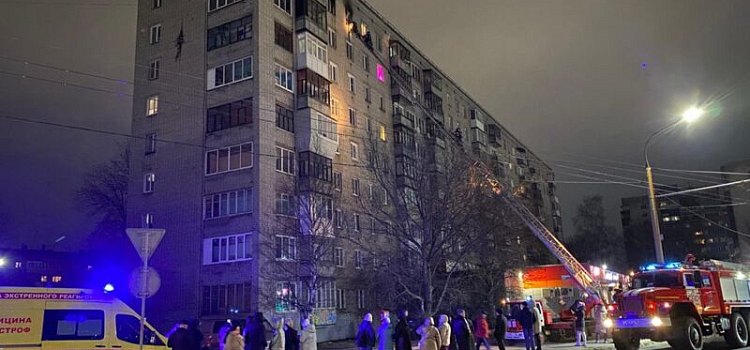 В Ярославле горели две квартиры и автомобиль_268651