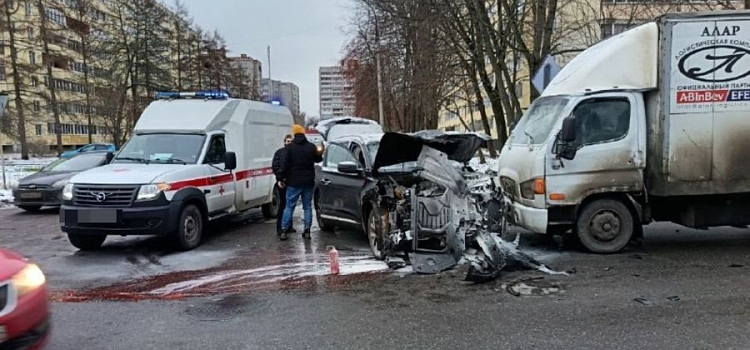 В Рыбинске в тройном ДТП пострадали женщина и ребёнок
