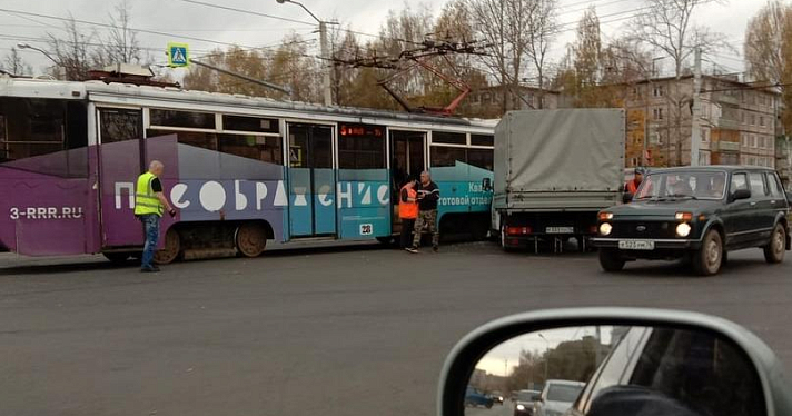 В Ярославле столкнулись трамвай и «Газель»: фото