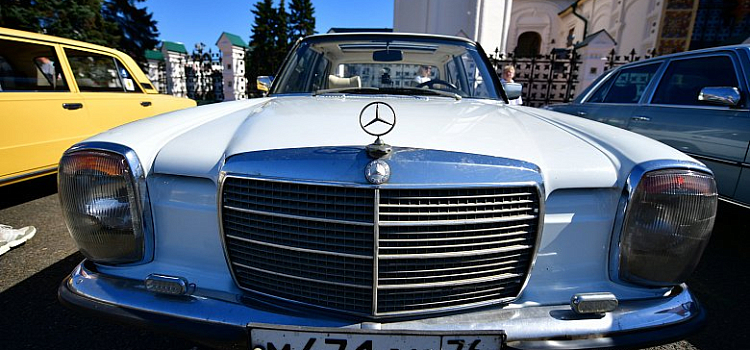 На Советской площади стартовало ралли классических автомобилей_165542