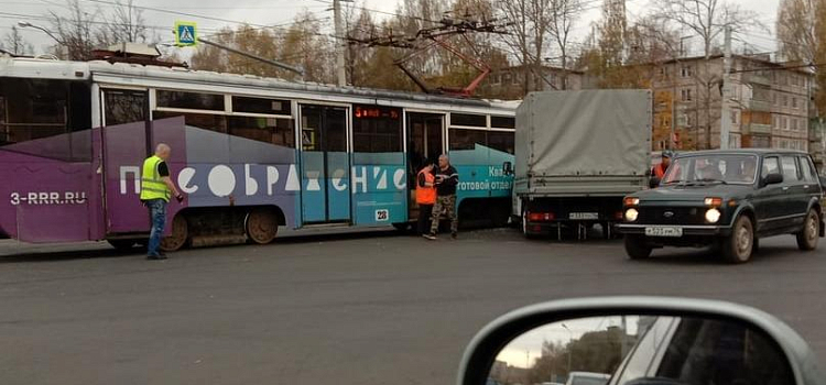 В Ярославле столкнулись трамвай и «Газель»: фото