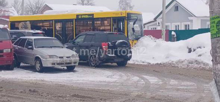 В Ярославле автобус протаранил легковушку_263503