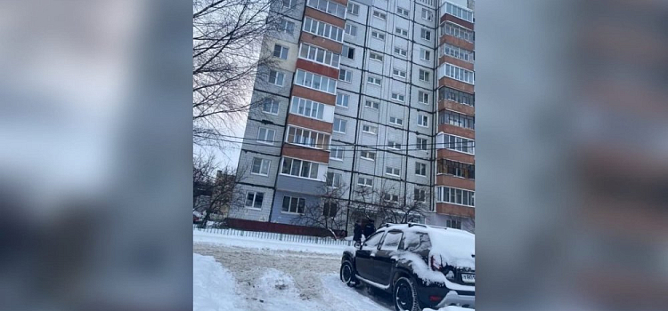 В Ярославле мужчина выпал из окна квартиры на седьмом этаже