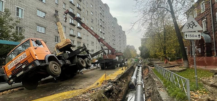 Влетел в окно: в Рыбинске автокран упал на дом_253110