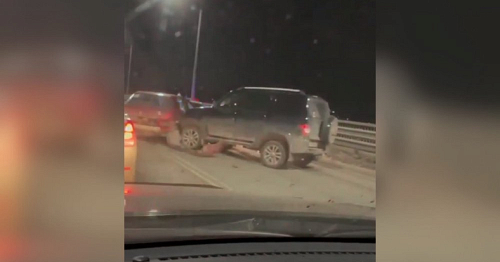 На Октябрьском мосту столкнулись пять автомобилей: ярославцы встали в десятибалльные пробки
