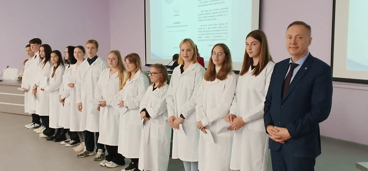 В Ярославском медицинском университете вручили дневники ученикам профильных медицинских классов_251905