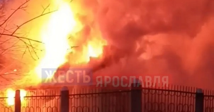 В Ярославле горит стадион «Каучук» на Резинотехнике