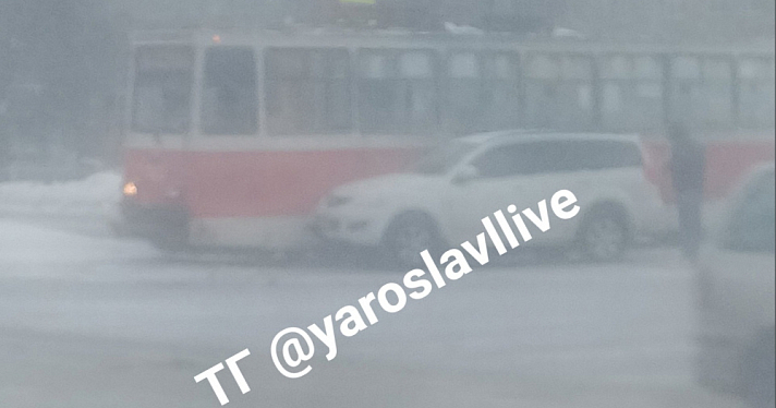 Третье ДТП за четыре дня: на улице Труфанова столкнулись трамвай и автомобиль