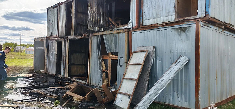 В деревне под Ярославлем неизвестные подожгли стальные бытовки_315783