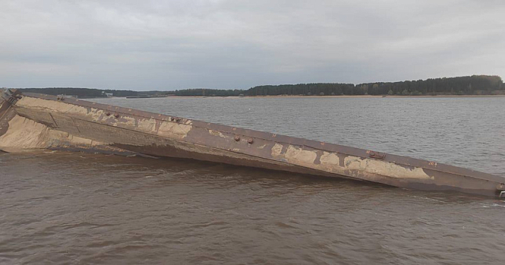 На Рыбинском водохранилище тонет баржа